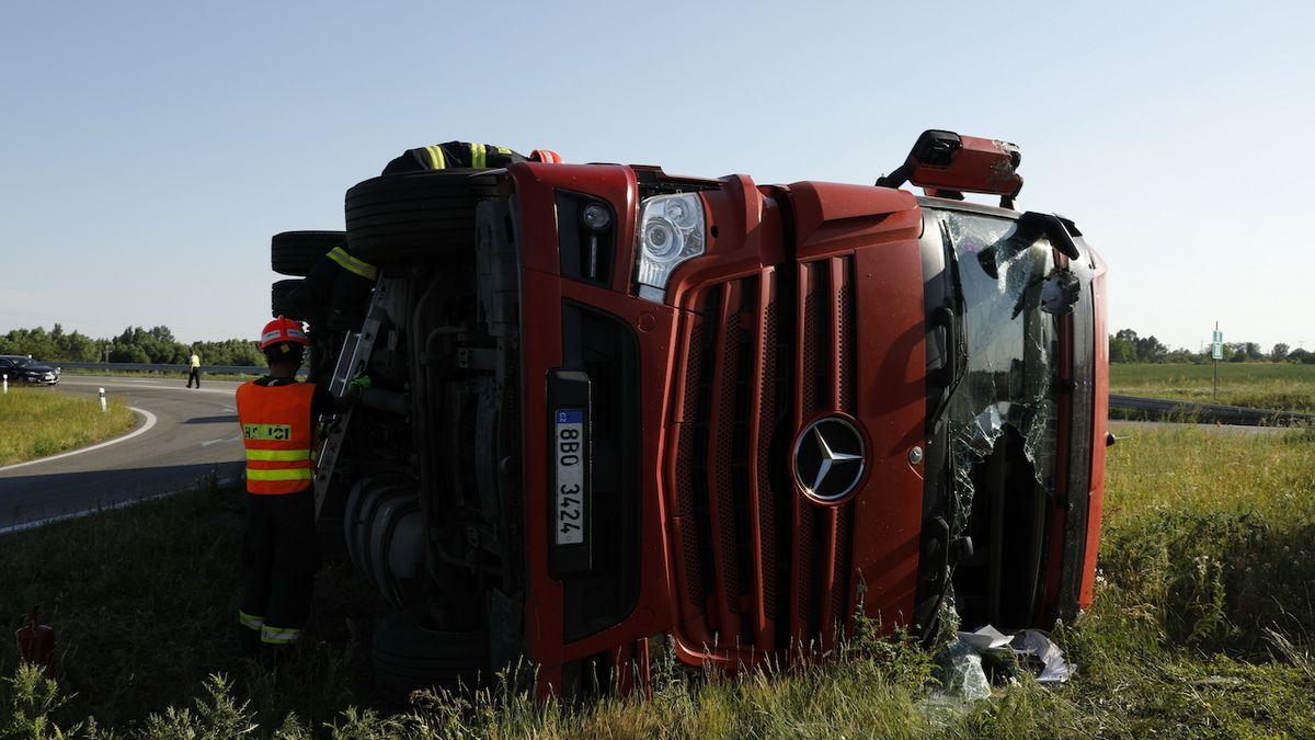 Řidič zemřel po srážce s kamionem na Chomutovsku